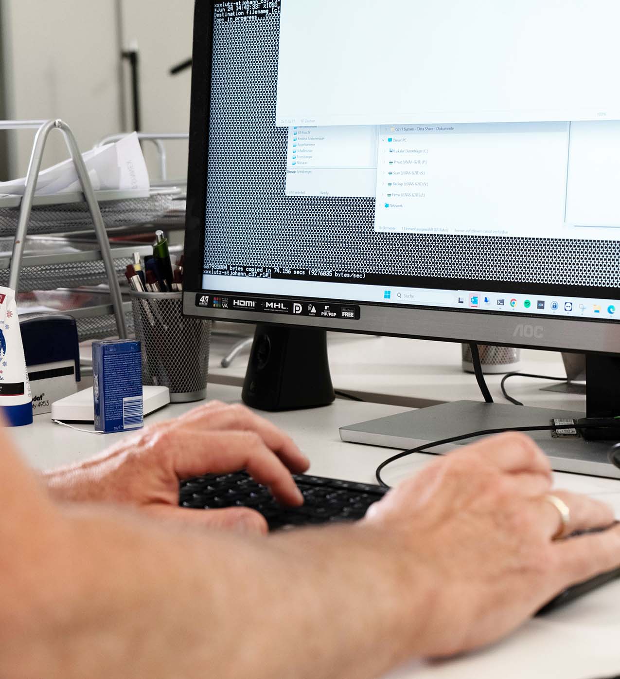 Arbeit am Computer bei IT Dienstleister Salzburg G2ITSystems.