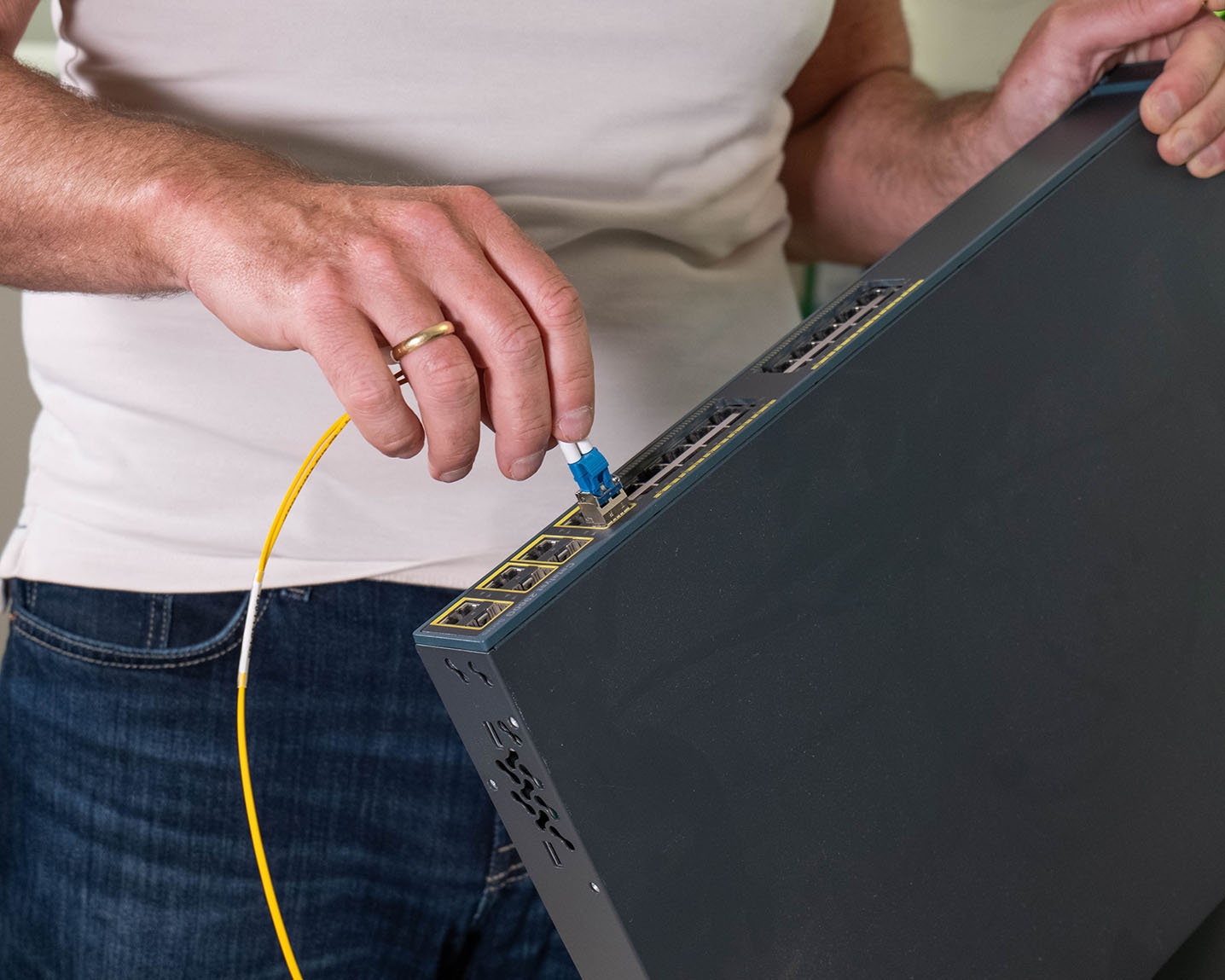 Arbeiten mit Hardware bei IT Support Salzburg G2ITSystems.