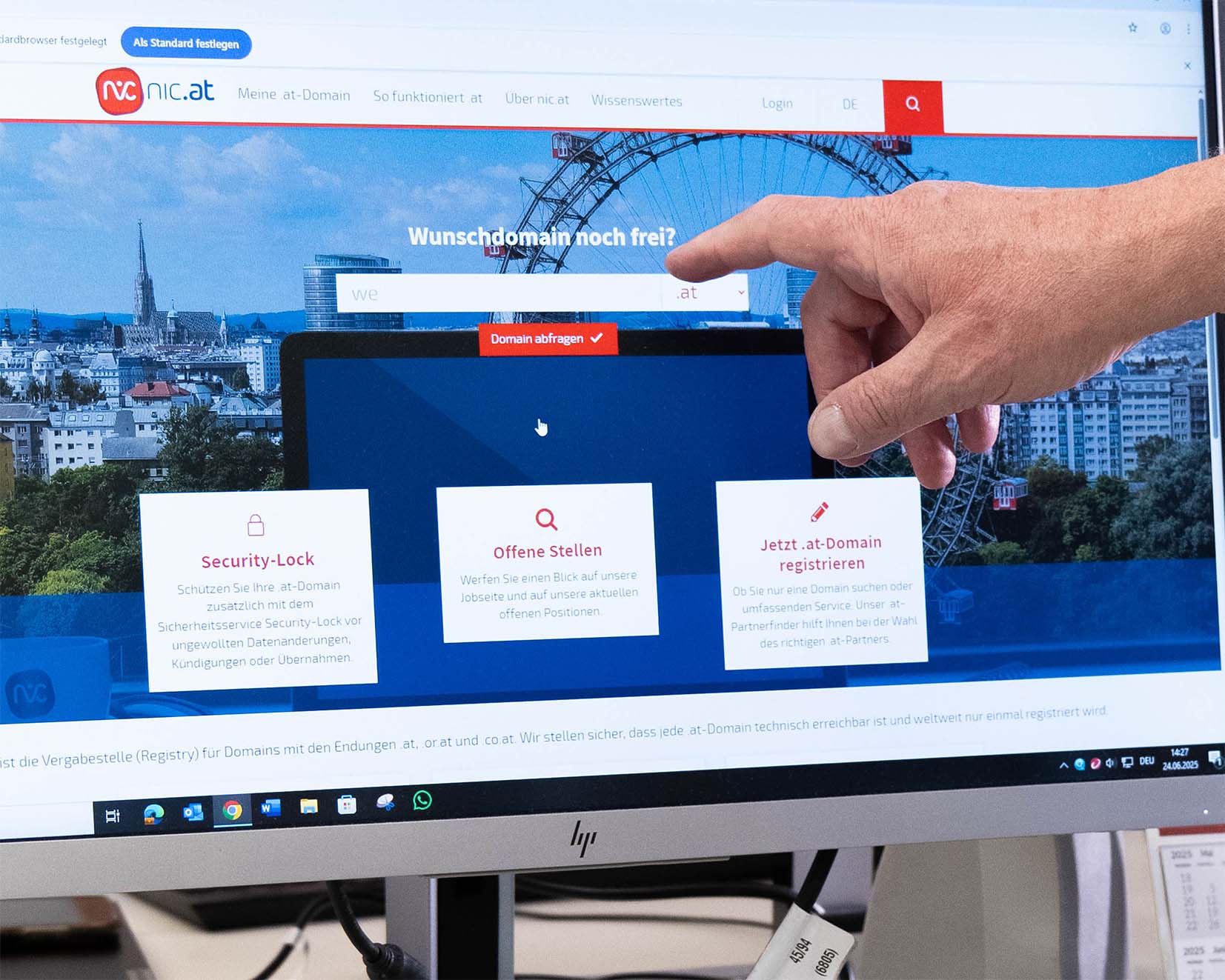 IT Dienstleister bei der IT Beratung. Computerbildschirm zeigt die Wuschdomain auf nic.at.
